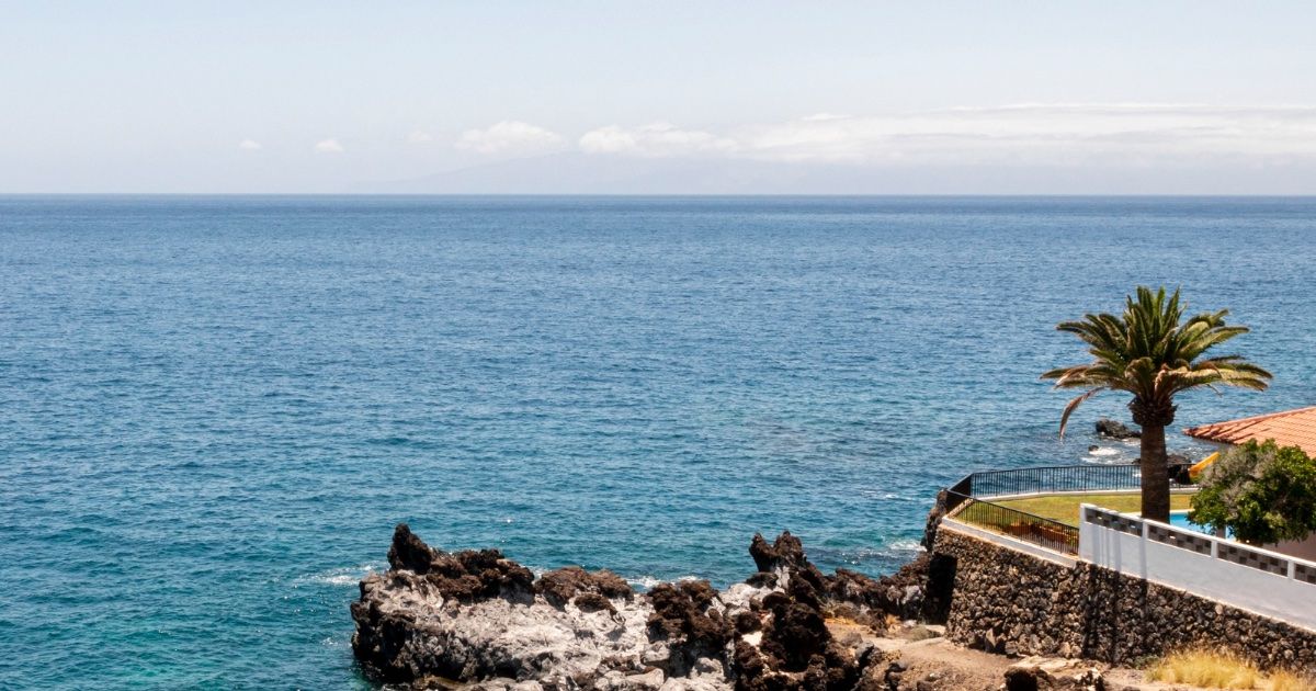 Vista de la isla de Tabarca desde un barco con aguas cristalinas en Alicante