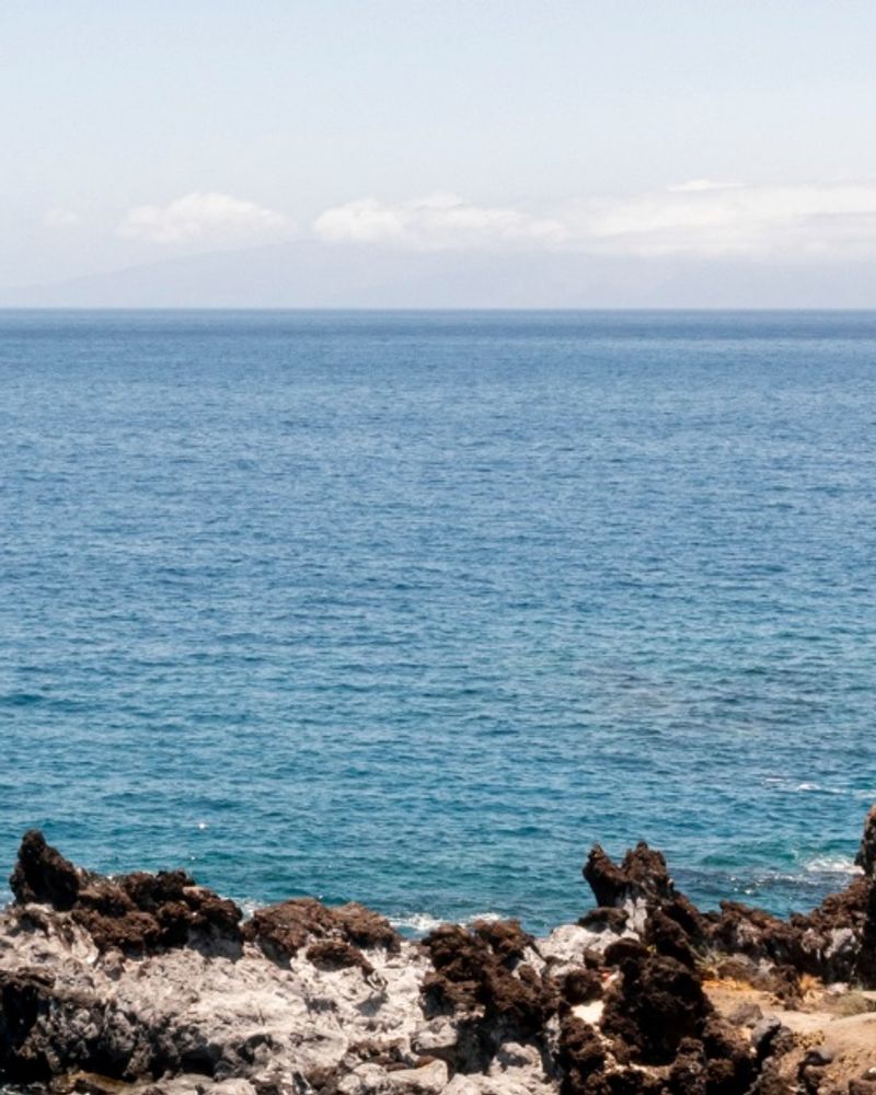 Vista de la isla de Tabarca desde un barco con aguas cristalinas en Alicante