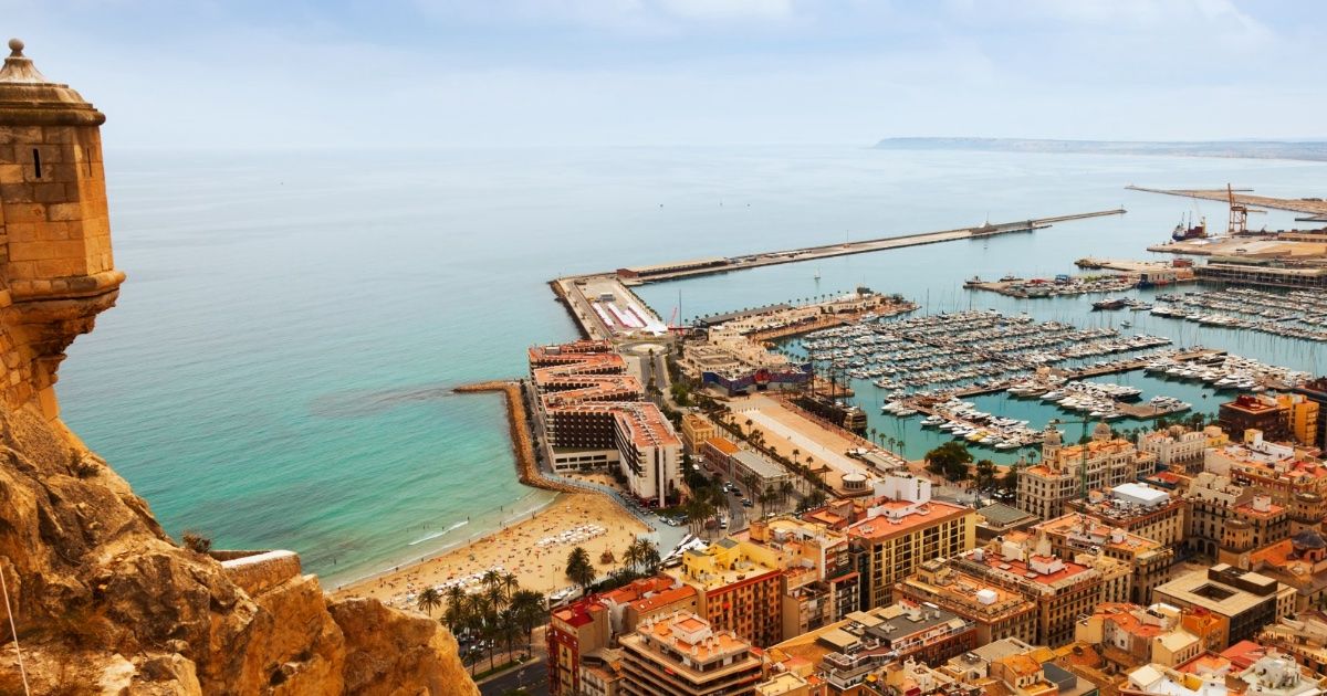 Vista de Alicante desde el Castillo de Santa Bárbara, con puerto, playa y casas