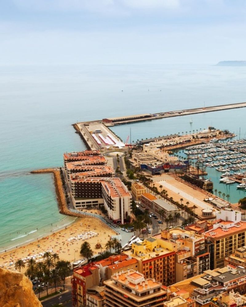 Vista de Alicante desde el Castillo de Santa Bárbara, con puerto, playa y casas