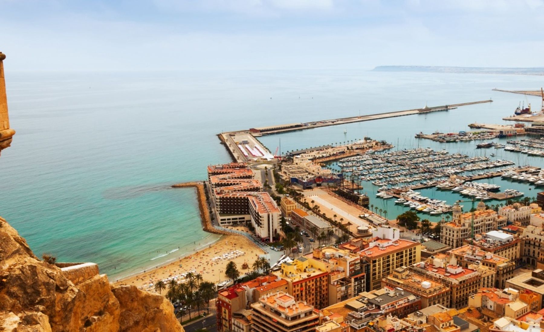 Vista de Alicante desde el Castillo de Santa Bárbara, con puerto, playa y casas