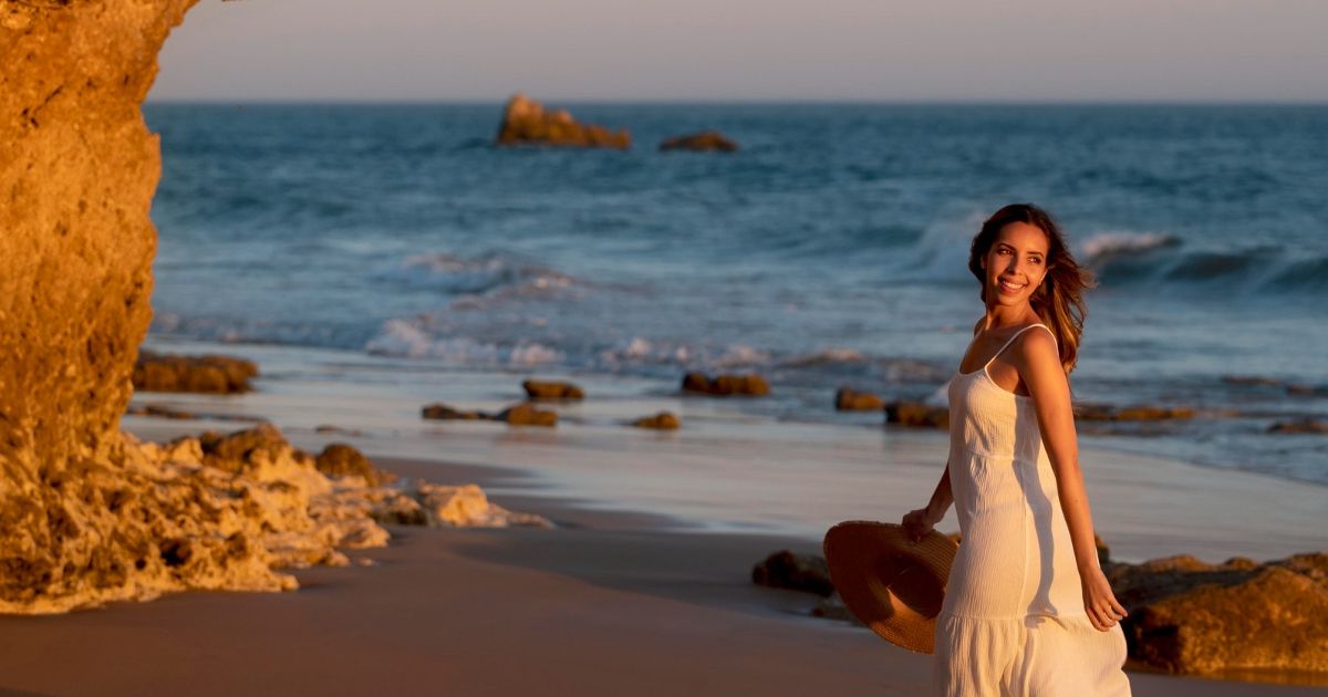 Chica disfrutando de cala de Alicante coincidiendo con la puesta de sol