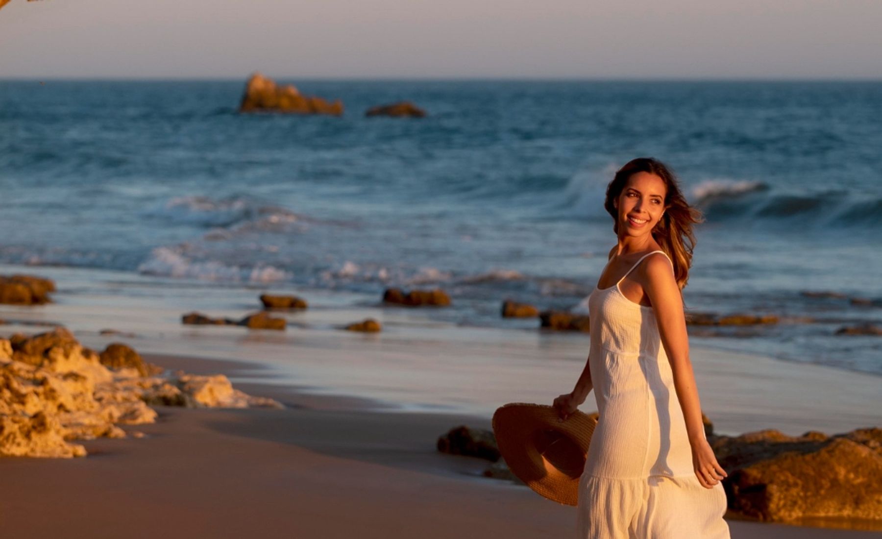 Chica disfrutando de cala de Alicante coincidiendo con la puesta de sol