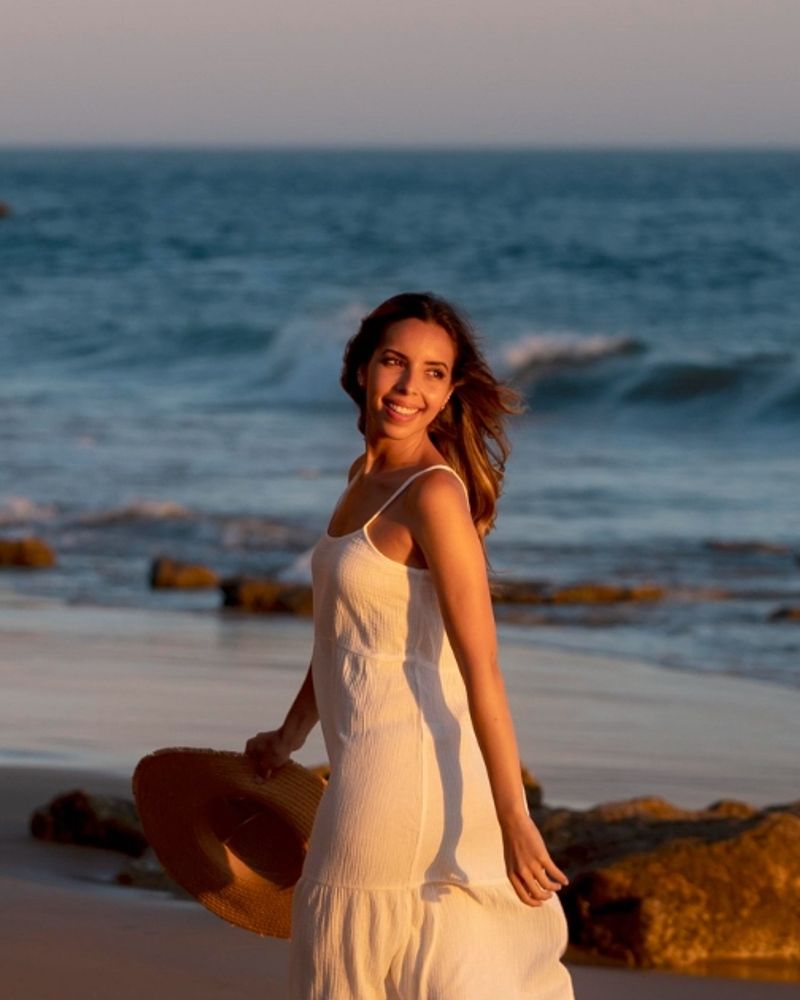 Chica disfrutando de cala de Alicante coincidiendo con la puesta de sol