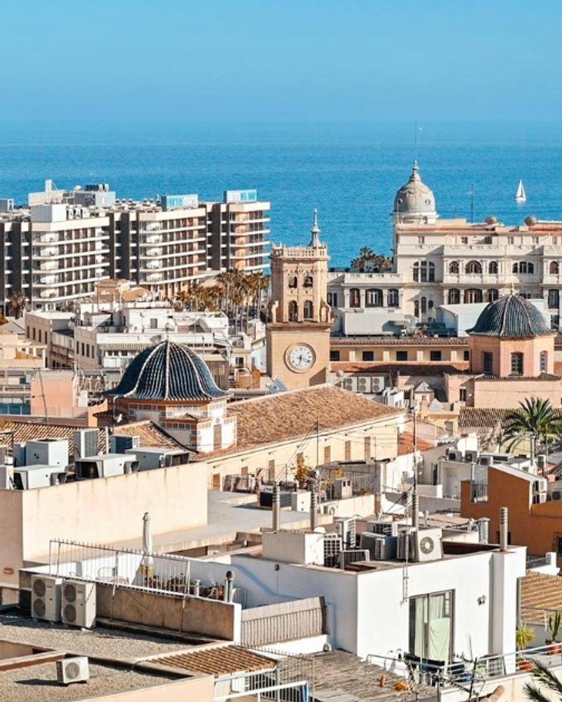 Panorámica de la ciudad de Alicante con edificios blancos y el Mar Mediterráneo al horizonte