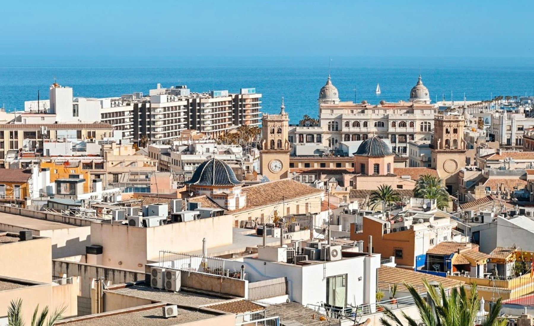 Panorámica de la ciudad de Alicante con edificios blancos y el Mar Mediterráneo al horizonte