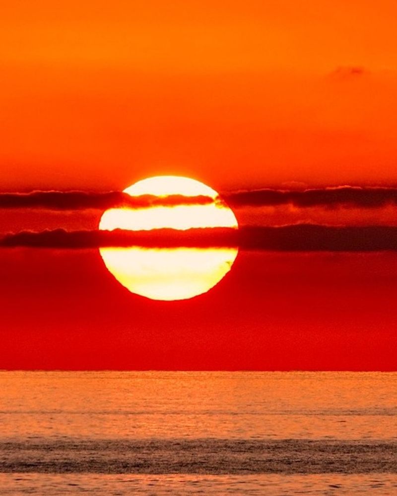 Sol cayendo sobre el mar en la costa de Alicante