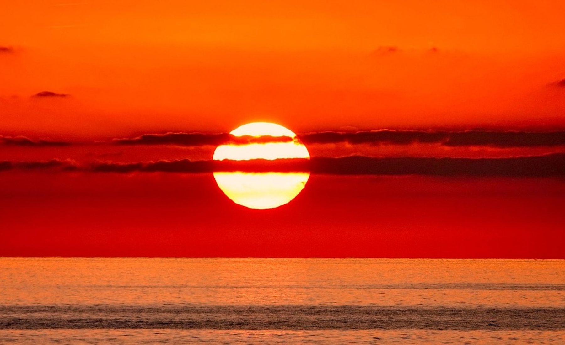 Sol cayendo sobre el mar en la costa de Alicante