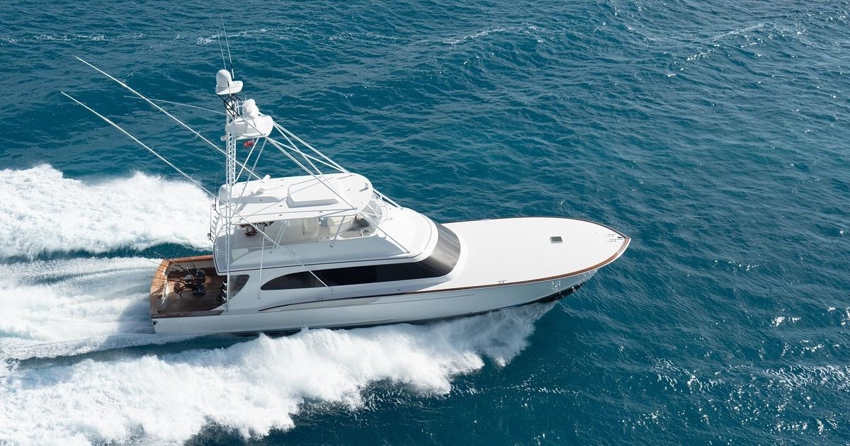 Yate en navegación por el Mar Mediterráneo