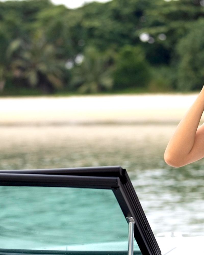 Mujer tomando una foto con su cámara en una excursión en barco.