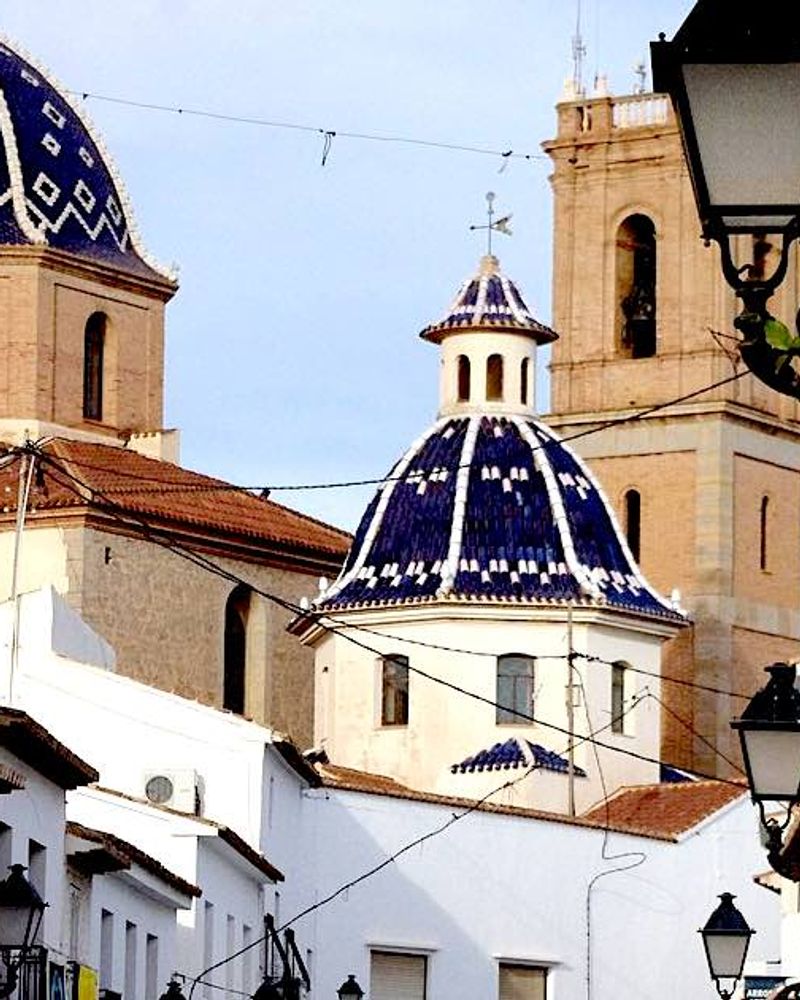 Cúpulas y casas de Altea, una de las mejores excursiones que hacer desde Alicante