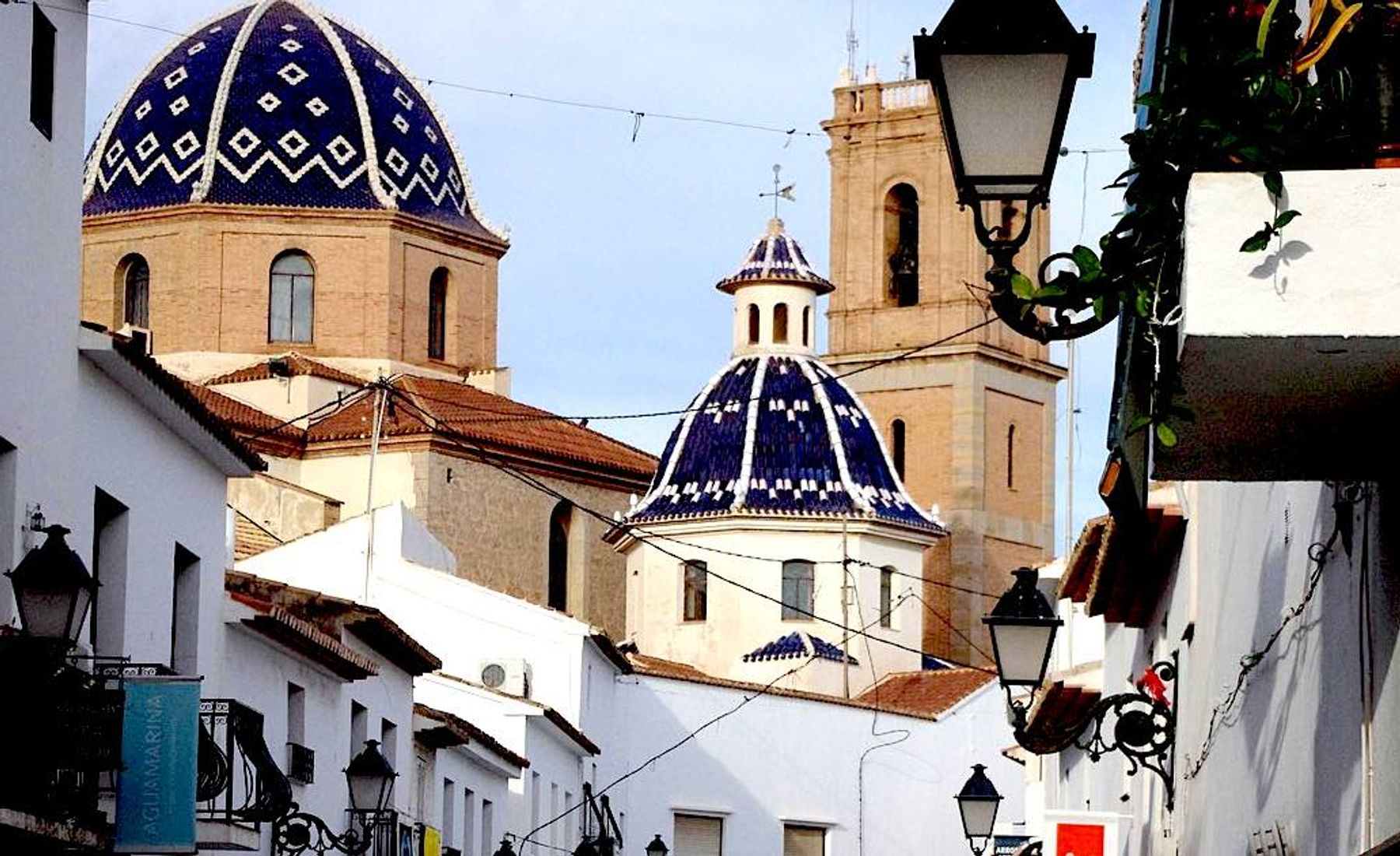 Cúpulas y casas de Altea, una de las mejores excursiones que hacer desde Alicante