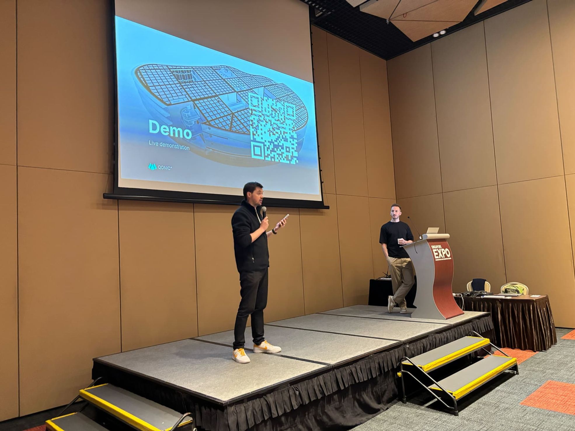 On stage demostration of Qonic