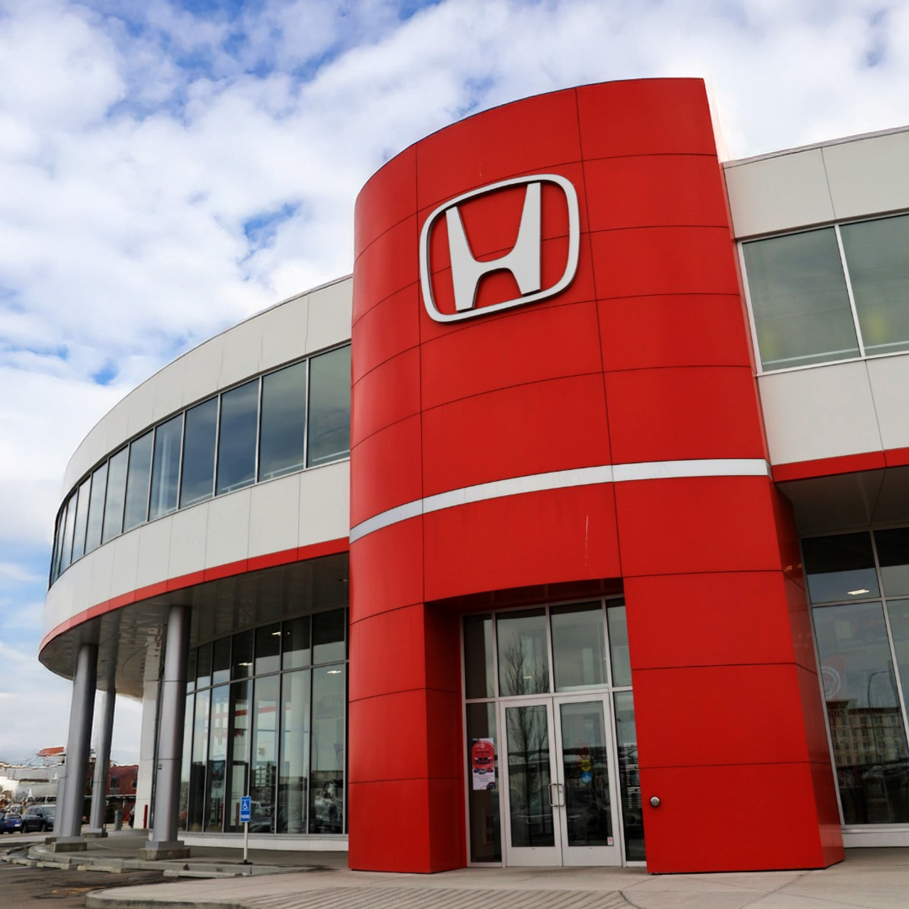 South Pointe Honda is in a curved glass building with a bright red front entrance featuring the brand’s H logo.