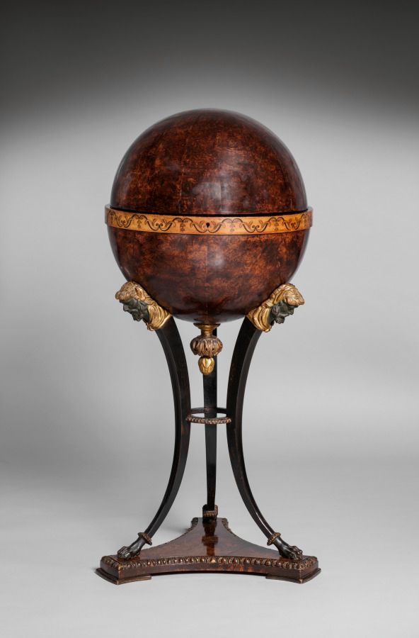 Globe en noyer et acajou, XIXe siècle
