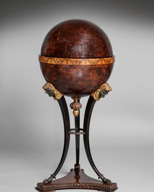 Globe en noyer et acajou, XIXe siècle
