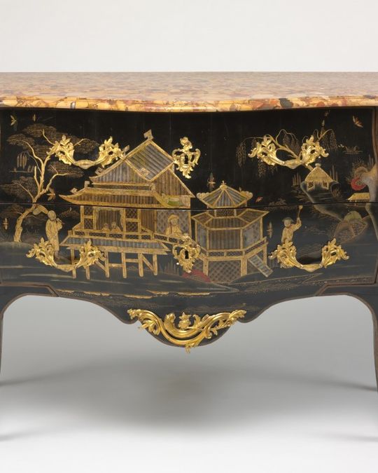 Commode en chêne et marbre, Louis XV