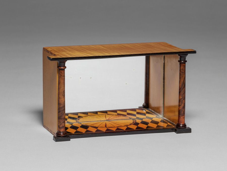 Miroir en noyer et acajou, XIXe siècle