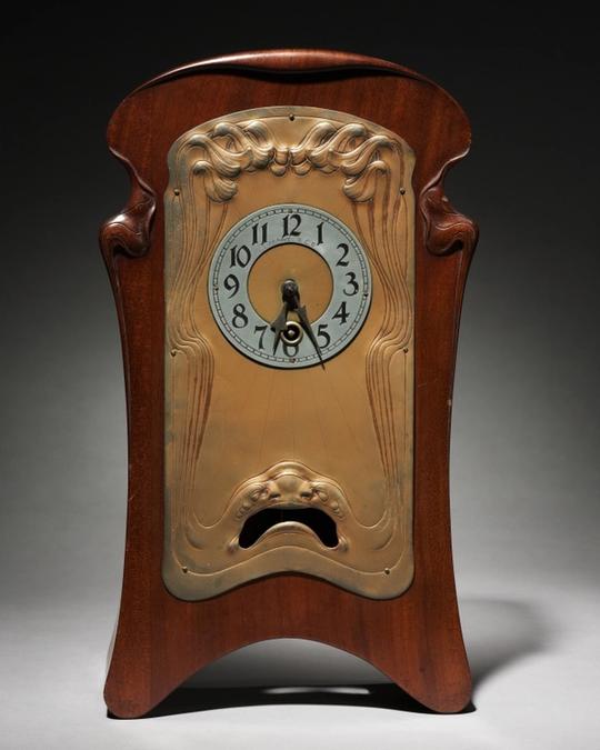 Pendule en acajou et laiton, Art nouveau