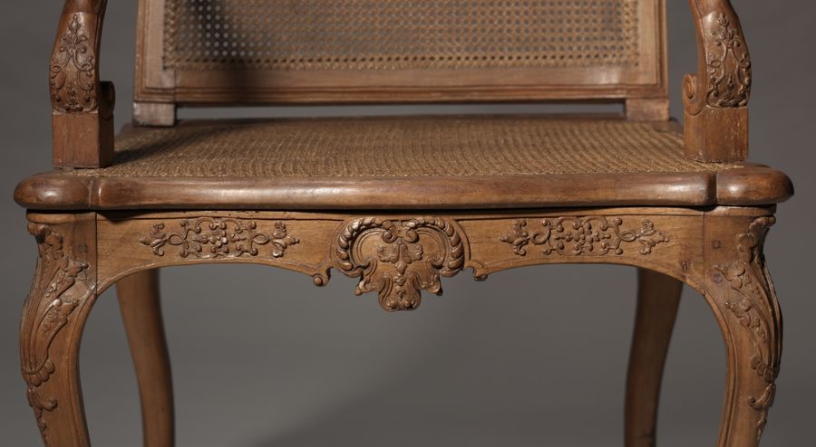 Fauteuil en noyer, Louis XV