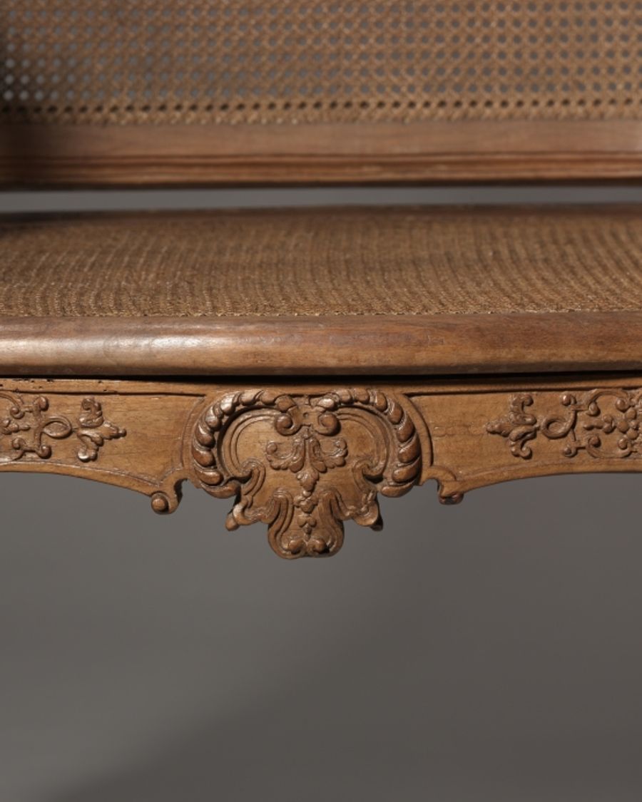 Fauteuil en noyer, Louis XV