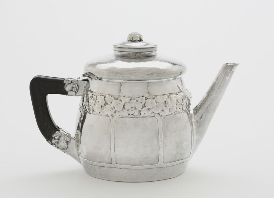 Théière en ébène et argent, XXe siècle