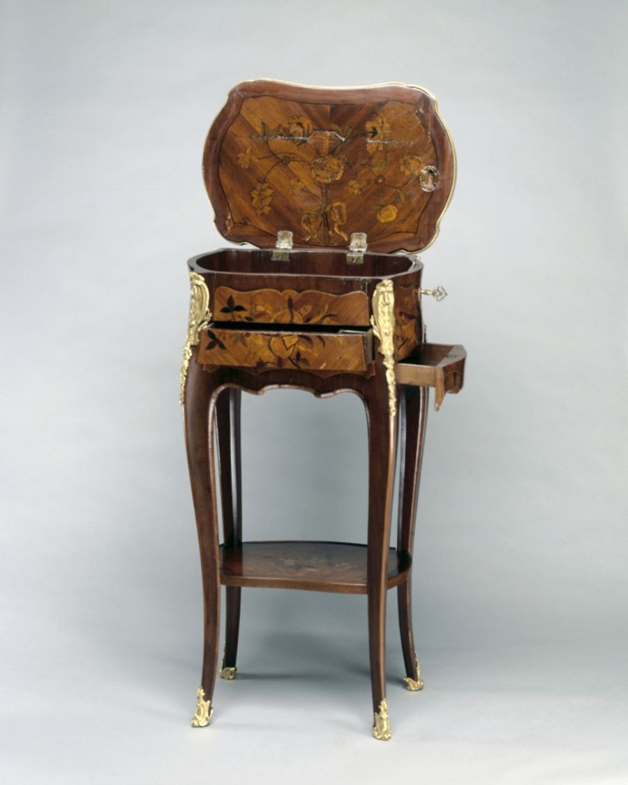 Table en placage et bronze, Louis XV