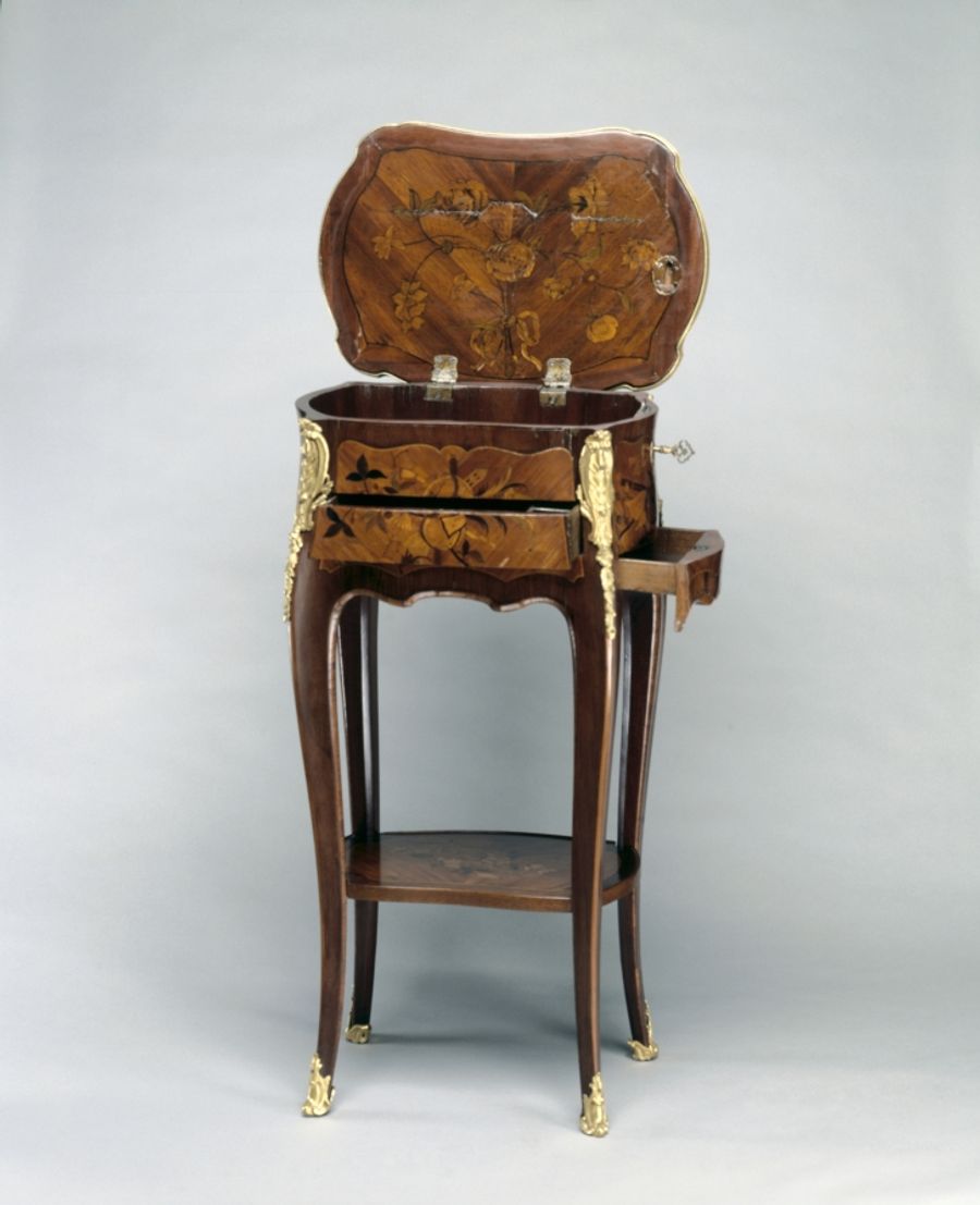 Table en placage et bronze, Louis XV