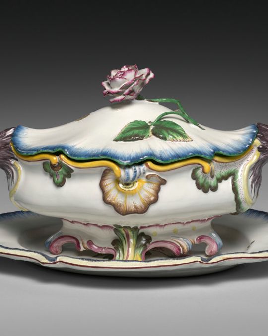 Soupière en faïence, Louis XV