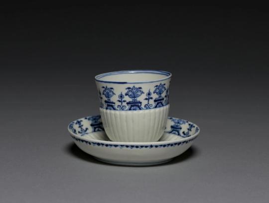 Tasse et sous-tasse en porcelaine, Louis XIV