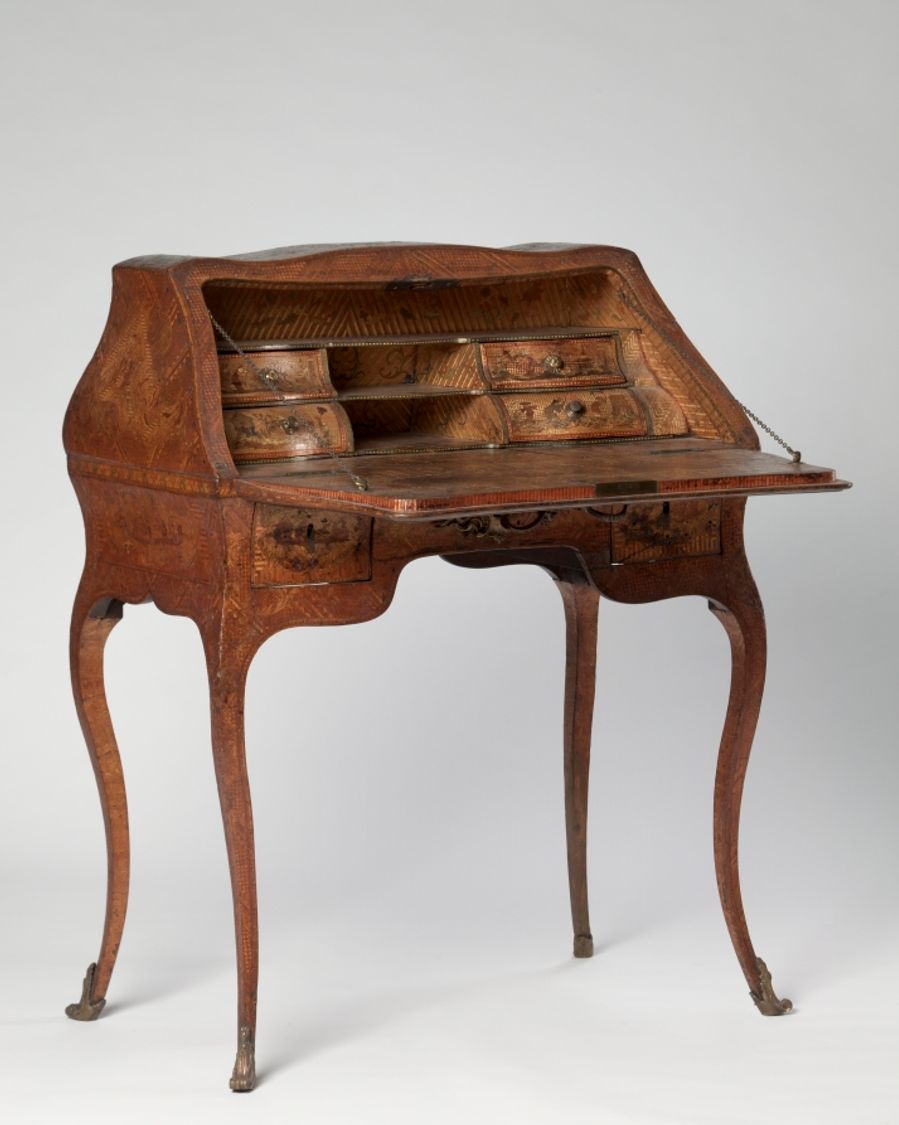 Bureau en chêne et placage, Transition