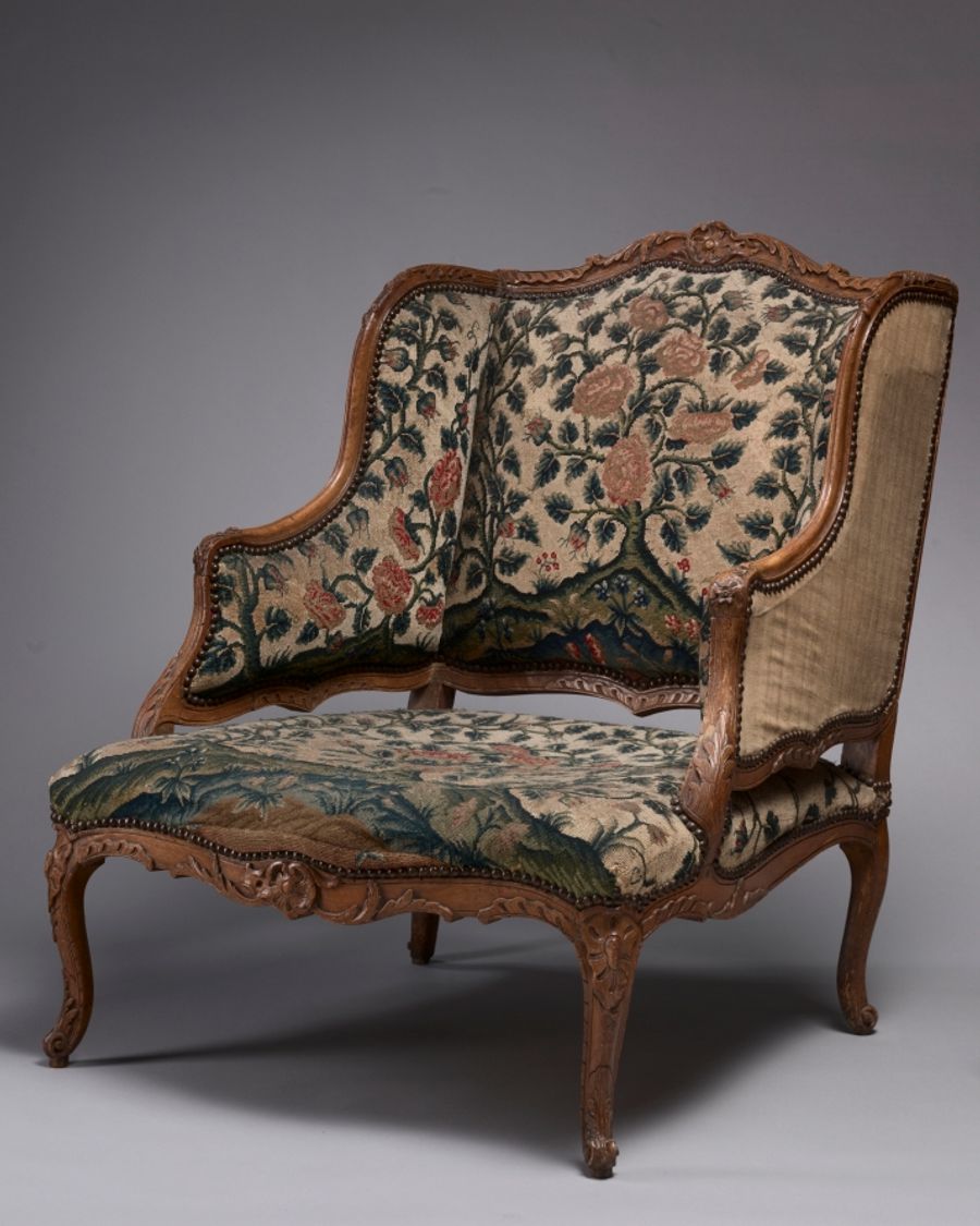 Fauteuil en noyer et velours, XXe siècle