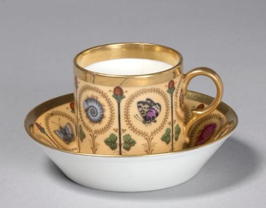 Tasse et sous-tasse en porcelaine, Empire