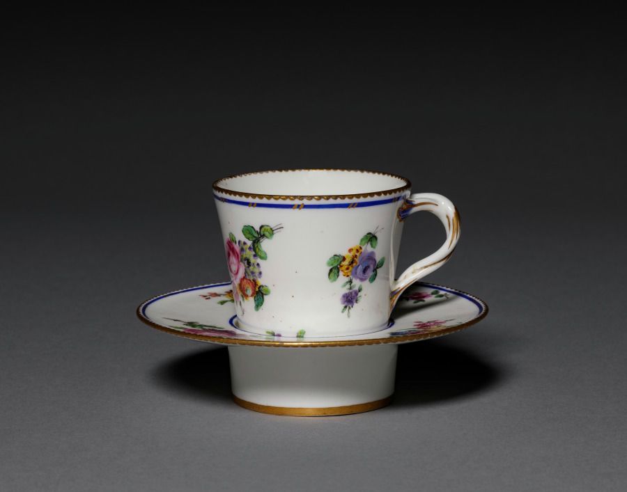 Tasse et sous-tasse en porcelaine, Transition