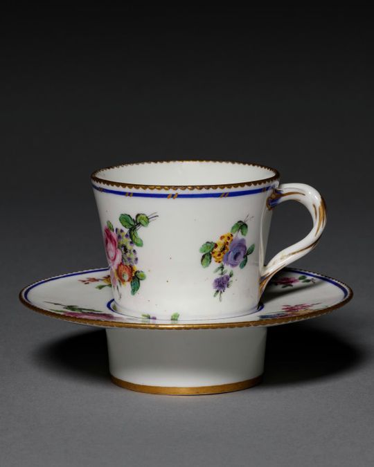 Tasse et sous-tasse en porcelaine, Transition