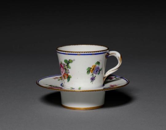 Tasse et sous-tasse en porcelaine, Transition