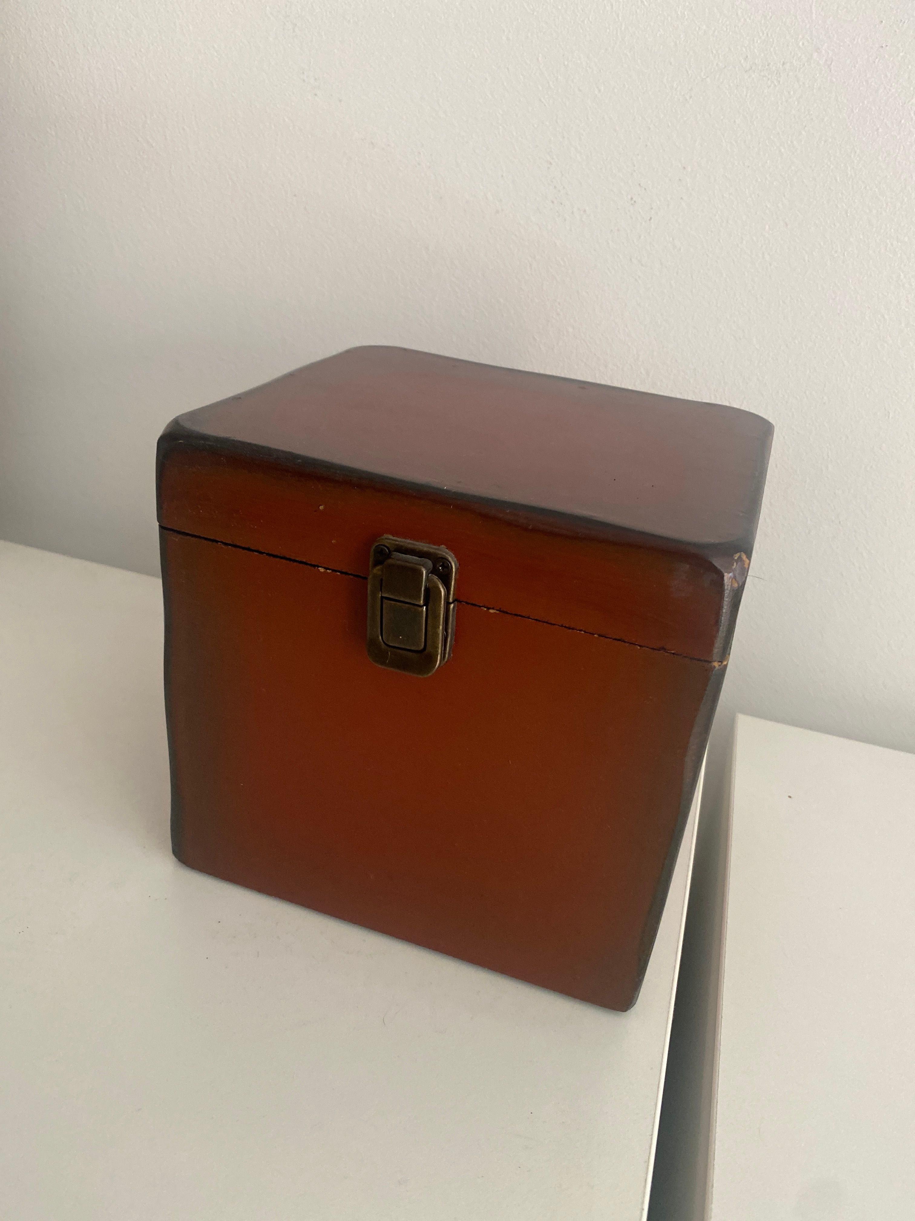 Coffre en bois avec liserés noirs