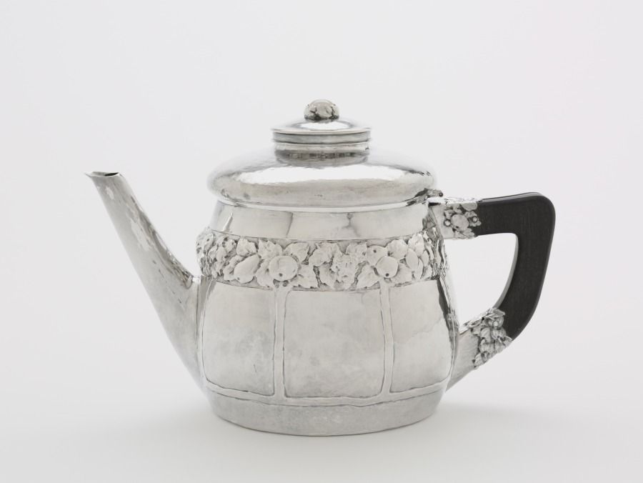 Théière en ébène et argent, XXe siècle