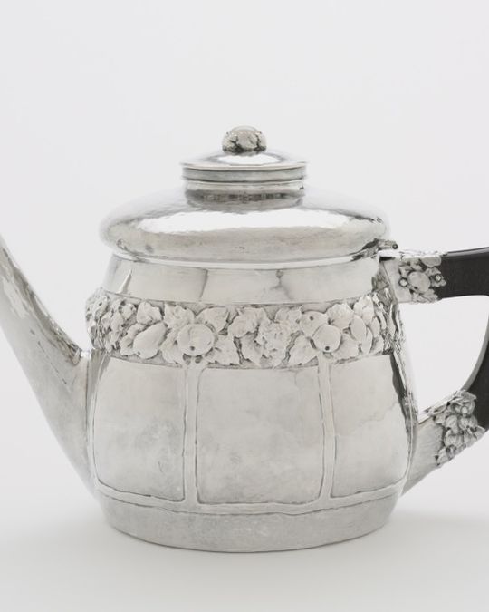Théière en ébène et argent, XXe siècle