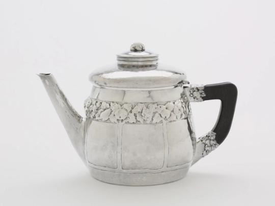 Théière en ébène et argent, XXe siècle