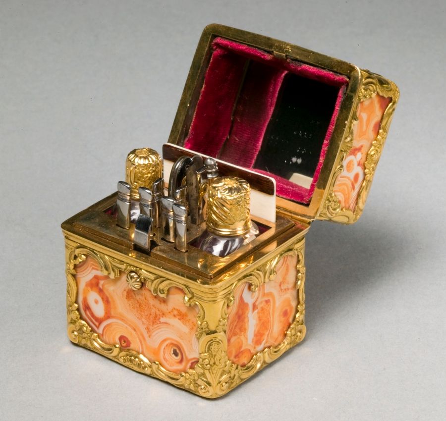 Miroir en bois doré et verre, XVIIIe siècle