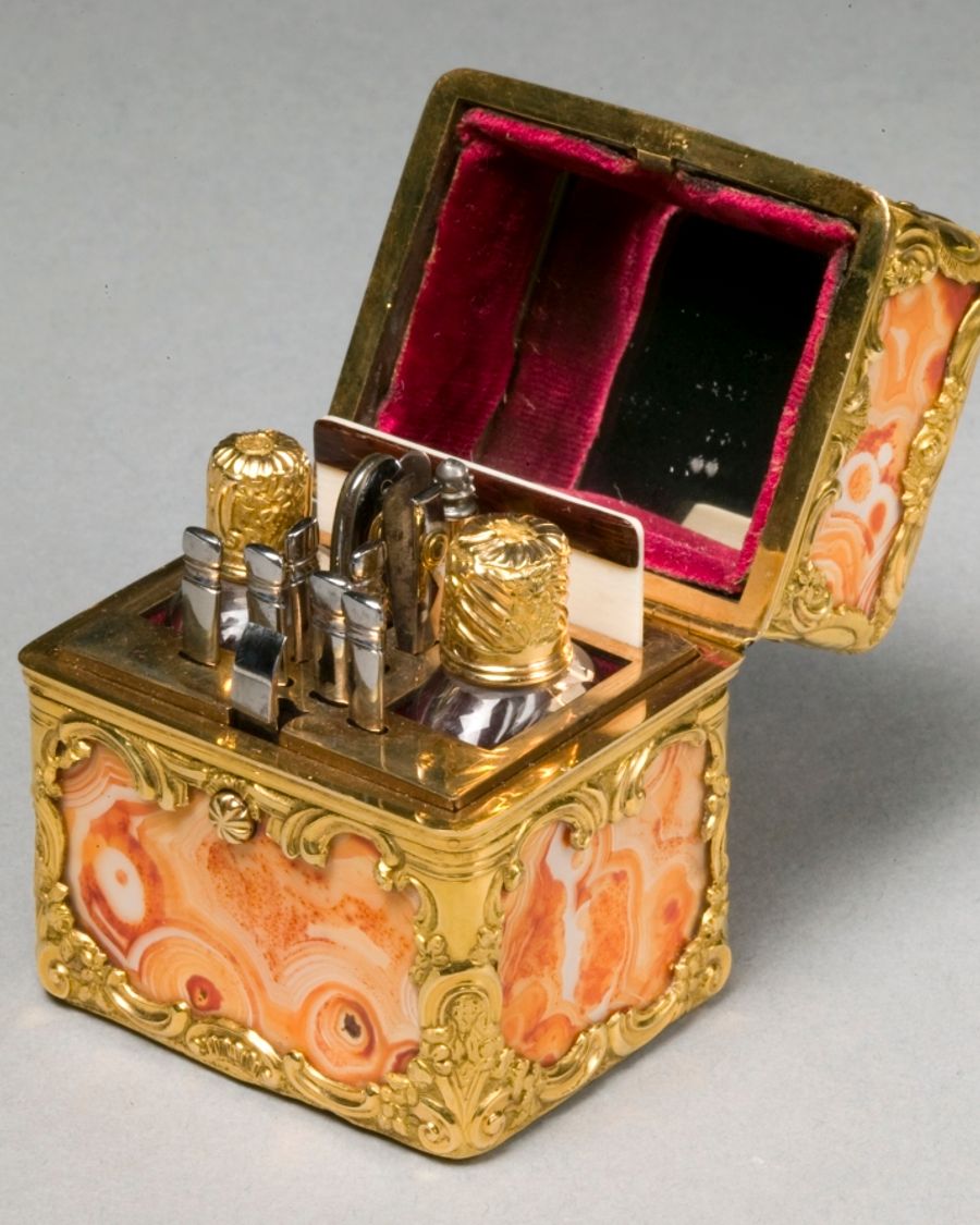 Miroir en bois doré et verre, XVIIIe siècle