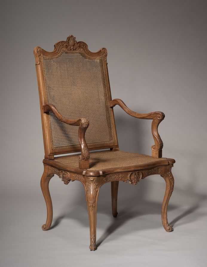 Fauteuil en noyer, Louis XV
