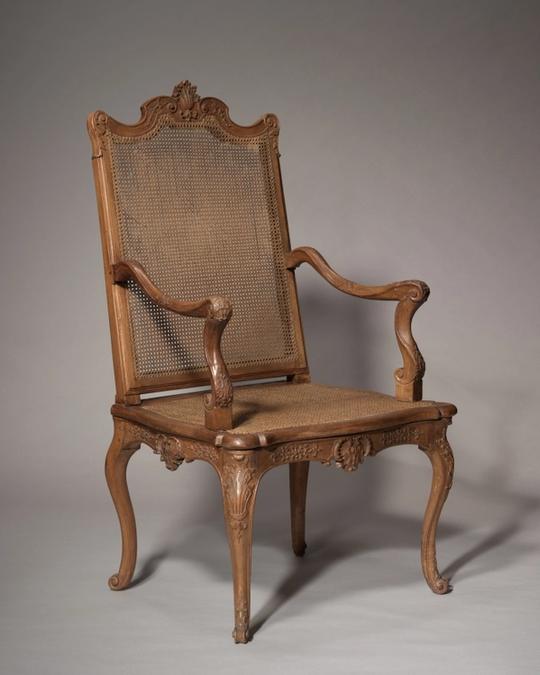 Fauteuil en noyer, Louis XV