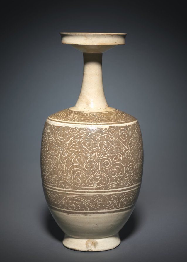 Vase en grès et pierre, Moyen Âge