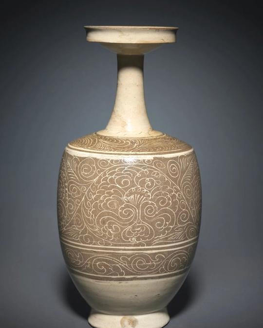 Vase en grès et pierre, Moyen Âge