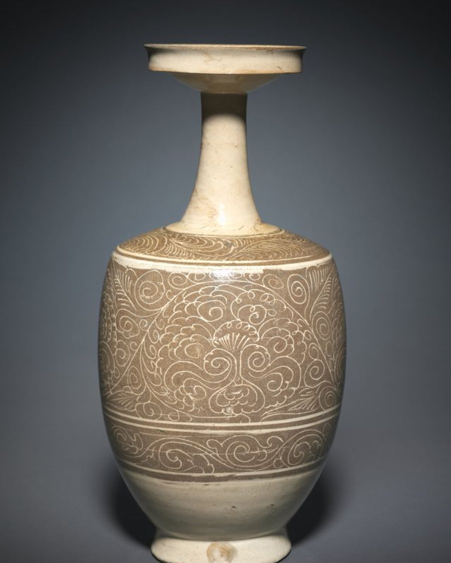 Vase en grès et pierre, Moyen Âge