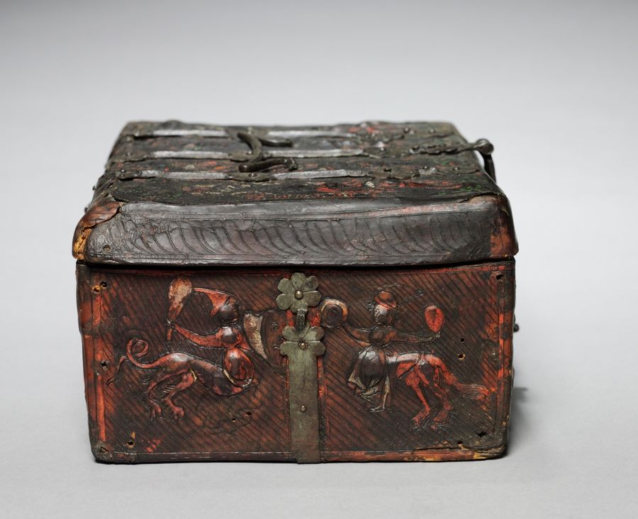 Coffret en fonte et cuir, Moyen Âge