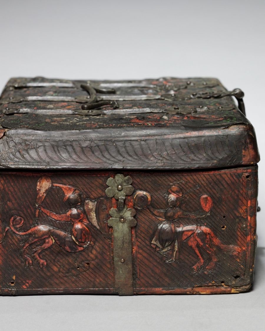 Coffret en fonte et cuir, Moyen Âge