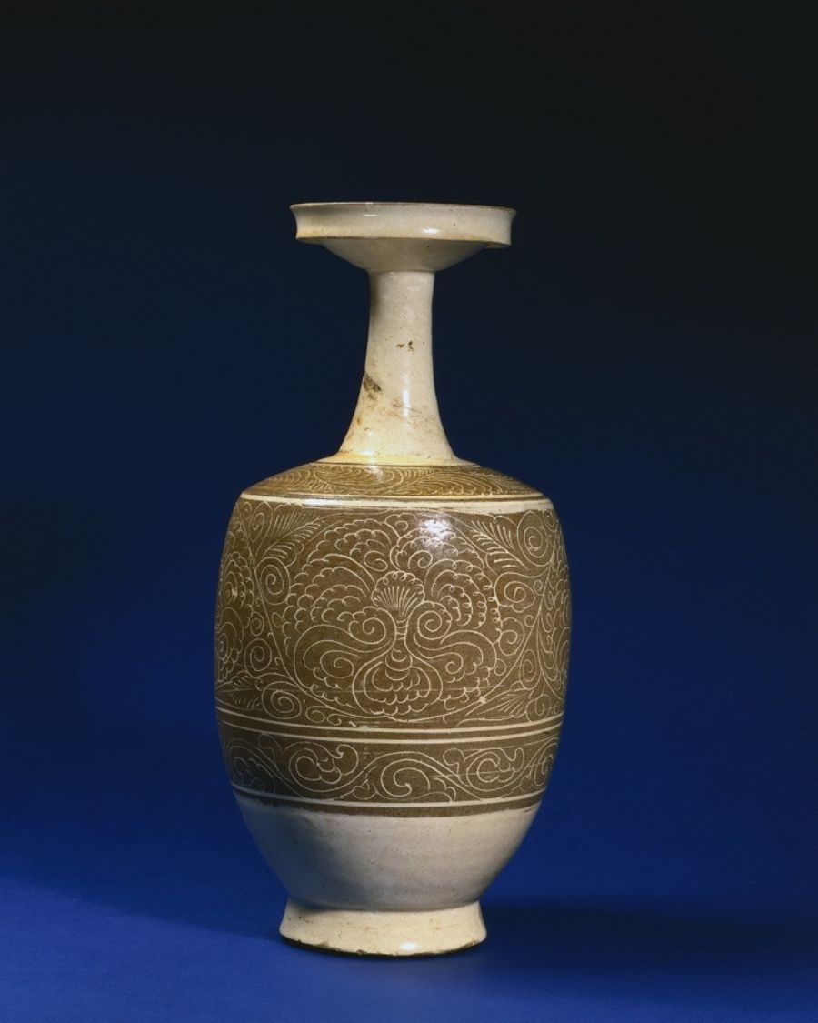Vase en grès et pierre, Moyen Âge